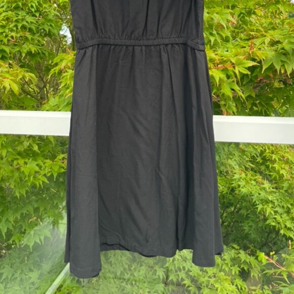 sleeveless waist-defined little black dress - Picture 3 of 4